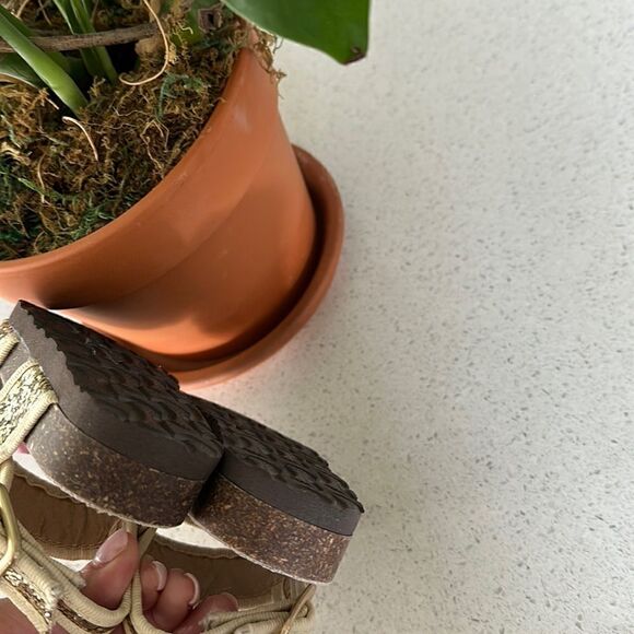 NWOT JoyFolie Gold Glitter Sandals 4 Lilac Leaf Open Toes Sparkles Golden Rose - Picture 5 of 9